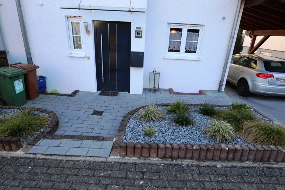 Vorgarten Doppelhaush�lfte Sinsheim