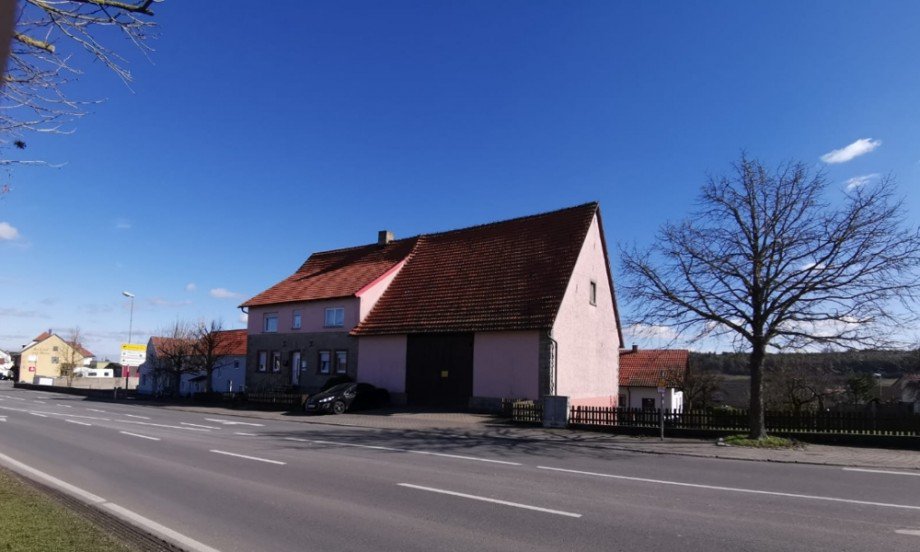 Stra�enansicht Mehrfamilienhaus H�pfingen