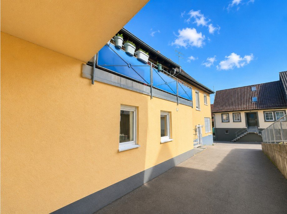 Hof / Zufahrt Stellpl�tze Mehrfamilienhaus Reichartshausen