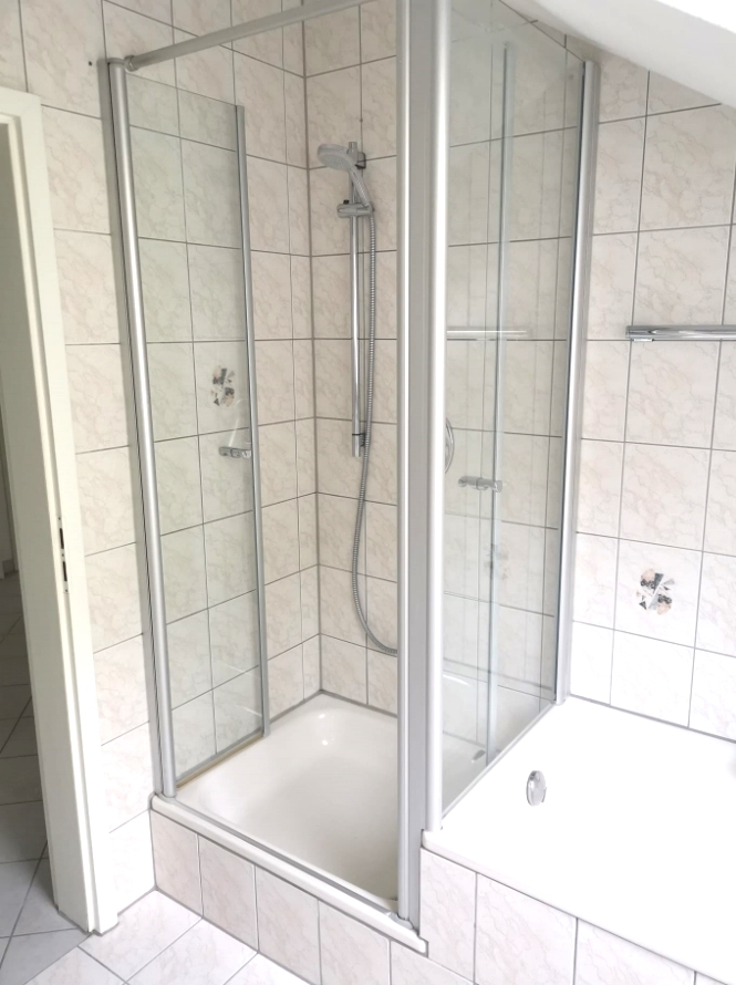 Bad mit Wanne und Dusche Dachgeschosswohnung Neckargem�nd
