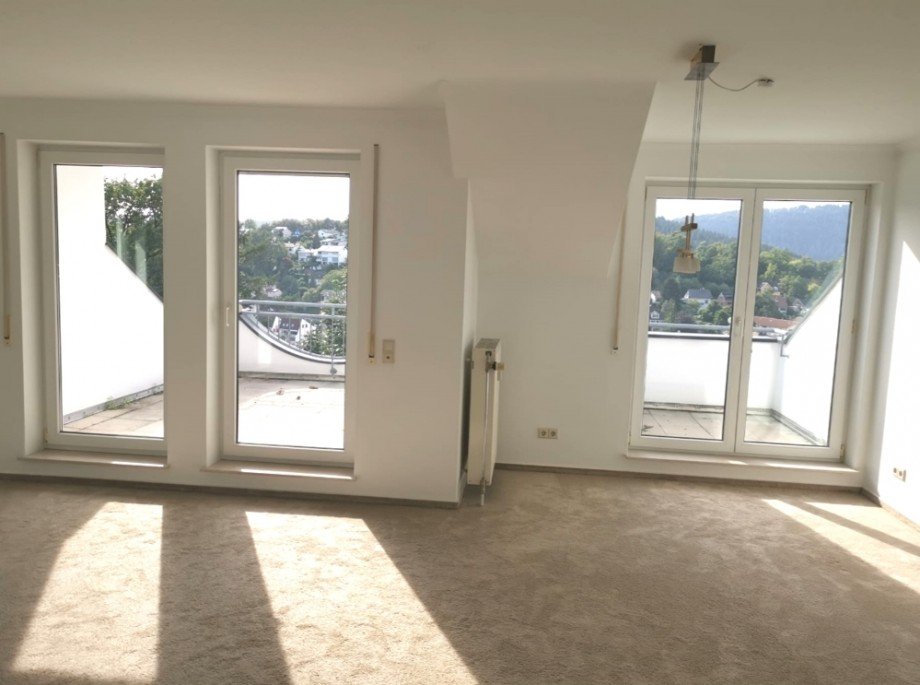 Wohnzimmer mit 2 Balkonen Dachgeschosswohnung Neckargem�nd