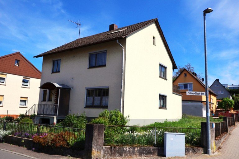 Stra�enansicht Zuzenhausen Einfamilienhaus GLOBAL INVEST SINSHEIM | Gro�es freistehendes Einfamilienhaus mit sch�nem Garten in Zuzenhausen