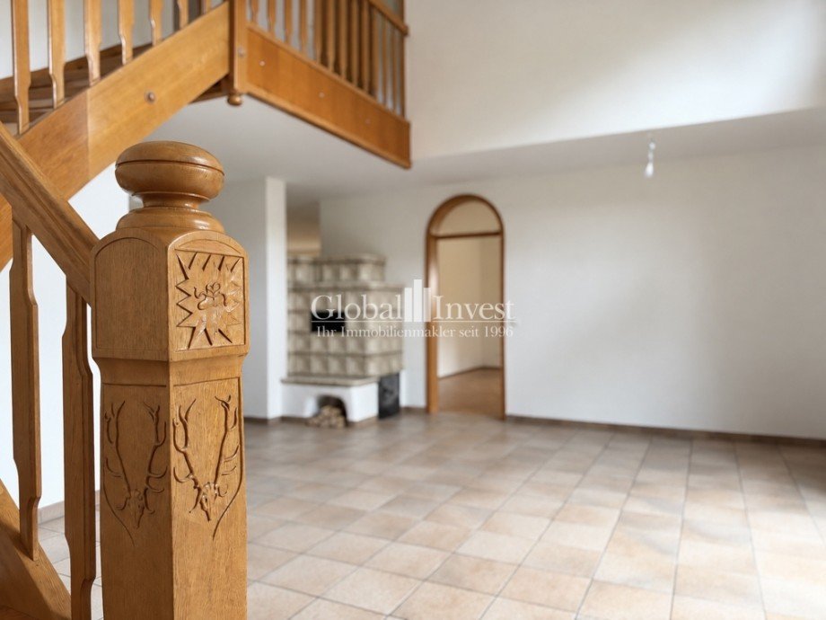 Holztreppe Einfamilienhaus Mauer