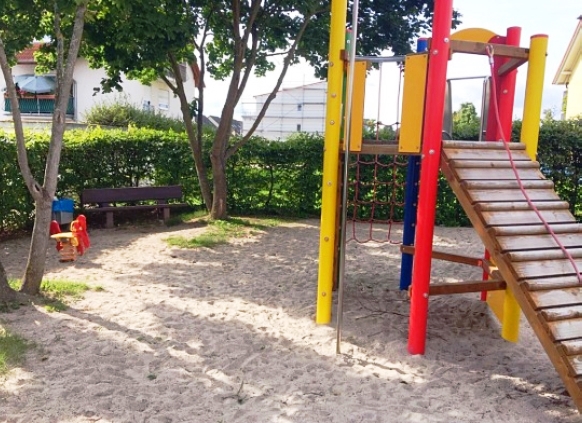 Spielplatz gegen�ber Reiheneckhaus Hockenheim