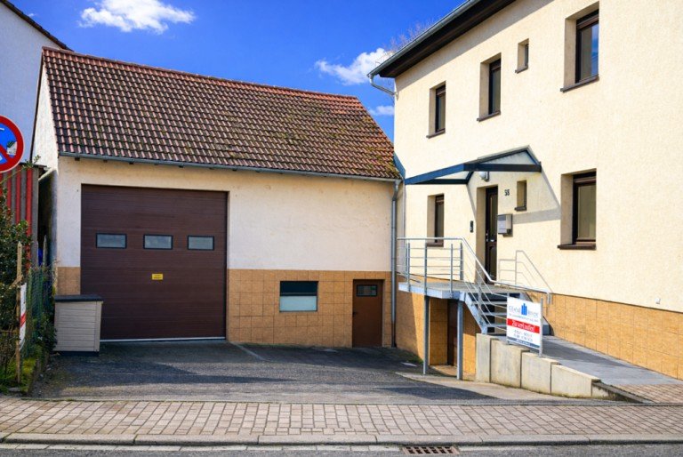 Hofeinfahrt Lobbach / Waldwimmersbach Einfamilienhaus GLOBAL INVEST SINSHEIM | Ein-, Zwei- oder Dreifamilienhaus mit Lagerhalle in Waldwimmersbach