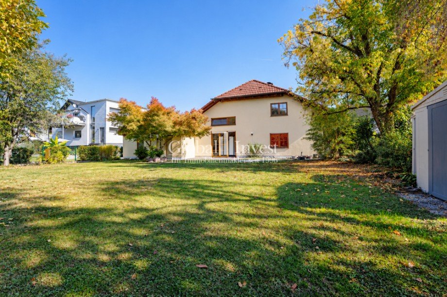 Gartenaufnahme Einfamilienhaus Mauer