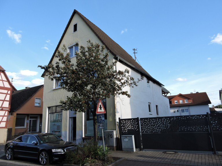 Frontansicht Sinsheim Einfamilienhaus GLOBAL INVEST SINSHEIM | Sch�nes Einfamilienhaus mit viel Platz und gro�er Sonnenterrasse