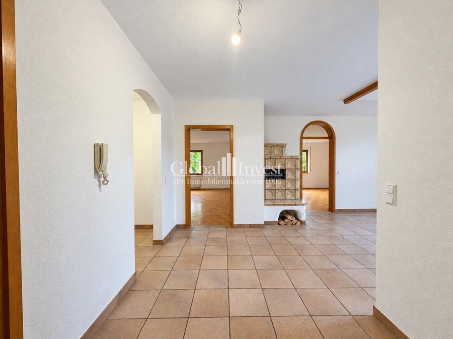 Eingangsbereich mit rustikalem Garagentor Einfamilienhaus Mauer
