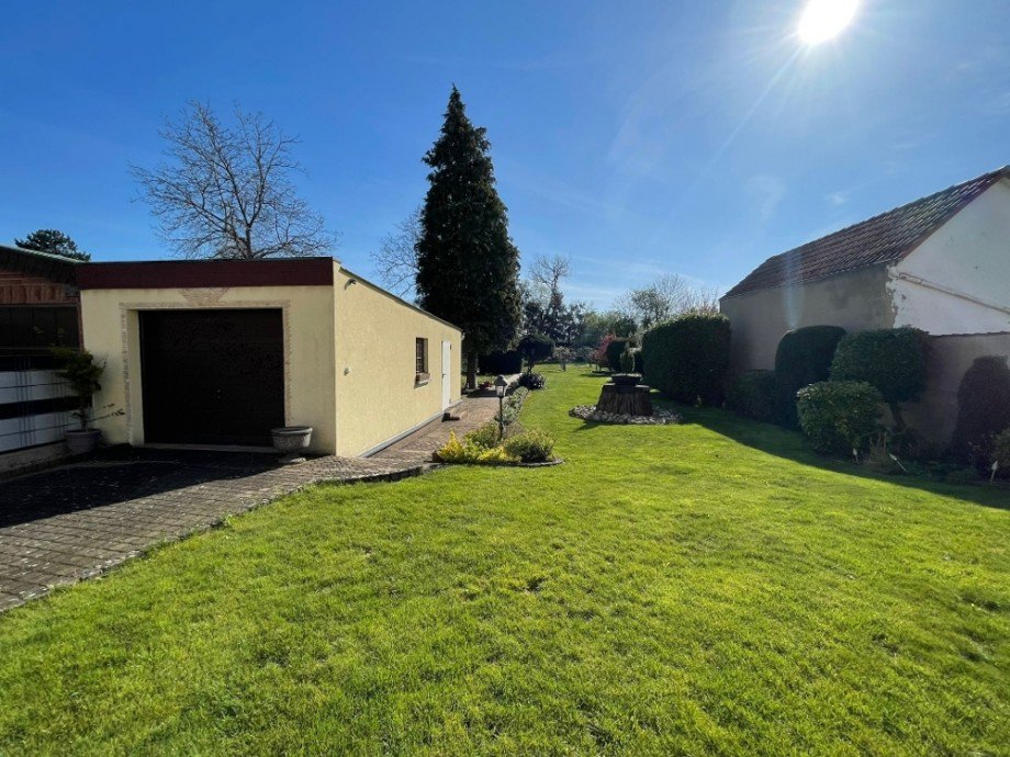 Garten und Garage Einfamilienhaus Kronau