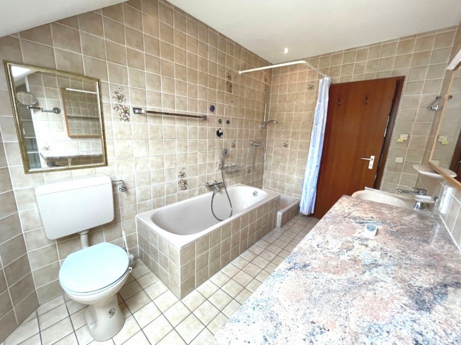 Badezimmer DG Doppelhaush�lfte M�hlhausen