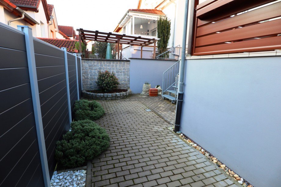Hof R�ckseite Doppelhaush�lfte Sinsheim