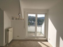 Zugang kleiner Balkon GLOBAL INVEST SINSHEIM | Sonnige 2,5-Zimmer-Wohnung mit zwei Balkonen in gepflegtem 4-Fam.-Haus