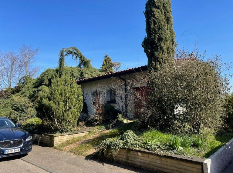 Stra�enansicht Sinsheim Einfamilienhaus GLOBAL INVEST SINSHEIM | Toller Bungalow mit Wintergarten und Gartenterrasse auf 600m� gro�en Grundst�ck