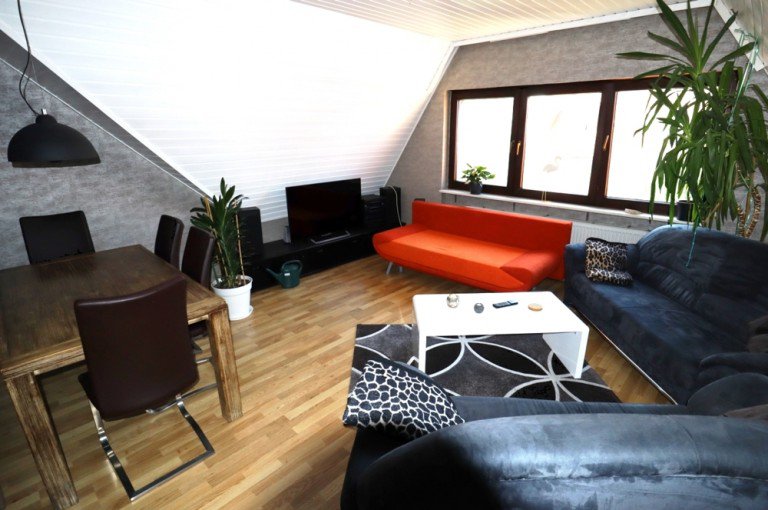 Wohnzimmer Sinsheim Dachgeschosswohnung GLOBAL INVEST SINSHEIM | Tolle 3-Zimmer-Wohnung im Zentrum von Sinsheim