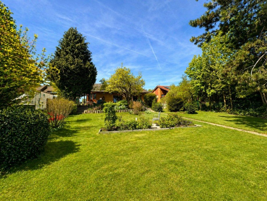 gepflegte Rasenfl�chen Einfamilienhaus Reichartshausen