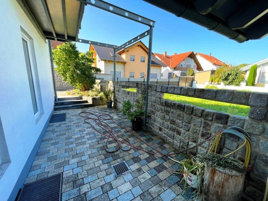 Terrasse hinter Garage Einfamilienhaus Oberhausen-Rheinhausen / Oberhausen