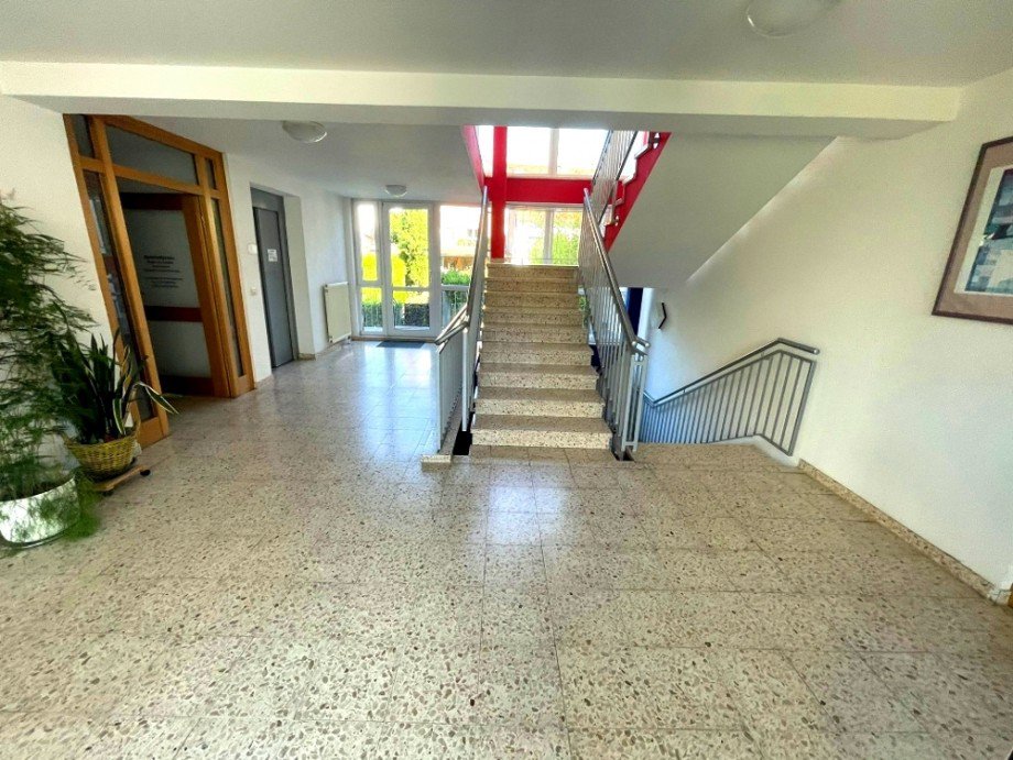 helles Treppenhaus Etagenwohnung �stringen