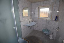 Badezimmer 1. UG GLOBAL INVEST SINSHEIM | Gro�es Einfamilienhaus mit Einliegerwohnung und toller Fernsicht