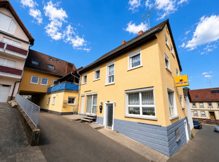 Stra�enansicht Mehrfamilienhaus Reichartshausen