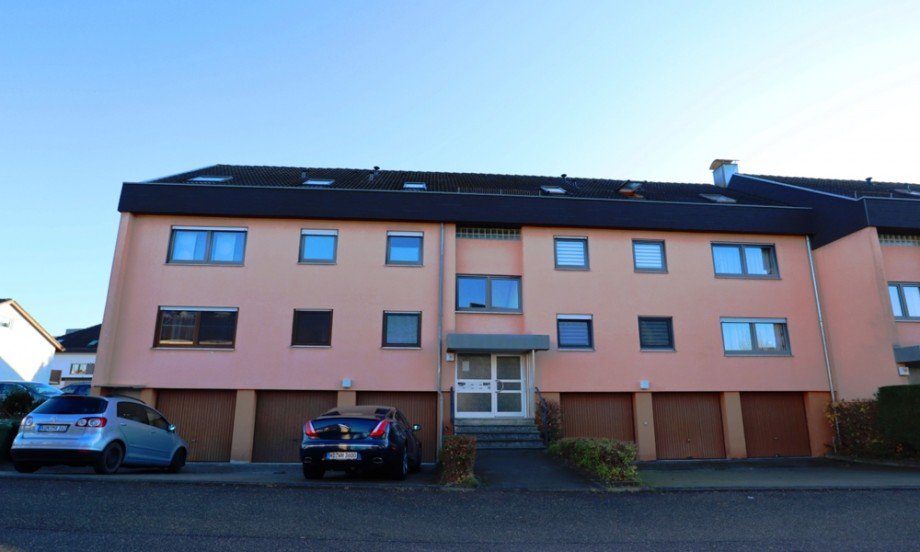 Stra�enansicht Dachgeschosswohnung �hringen
