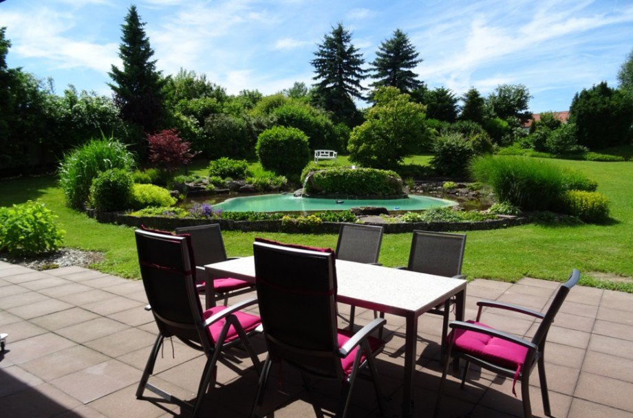 Terrasse und Teich Einfamilienhaus H�pfingen