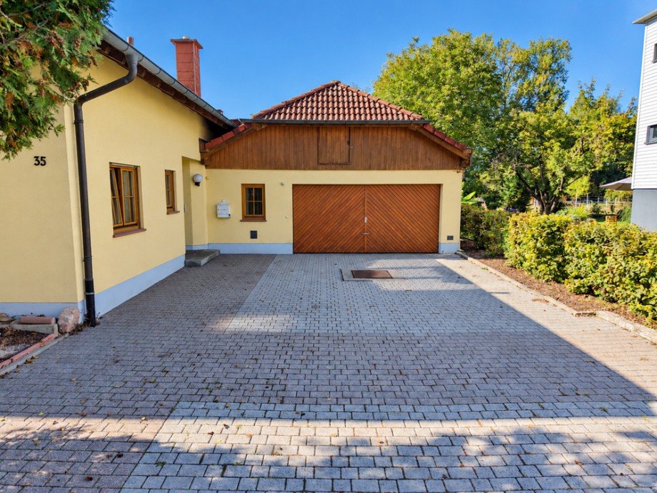 Einfahrt / Hof Einfamilienhaus Mauer