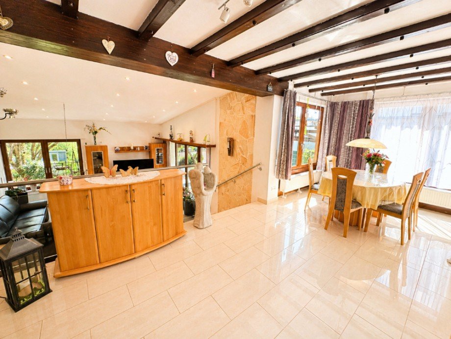 Essbereich mit Sicht ins Wohnzimmer Einfamilienhaus Reichartshausen