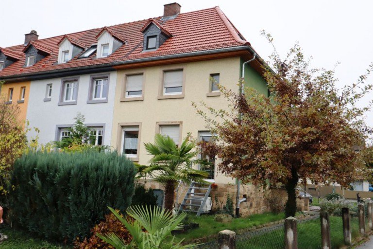 Hausansicht.png Sinsheim Reiheneckhaus GLOBAL INVEST SINSHEIM | Sch�nes, �lteres Reihenendhaus in Toplage in der Gartenstadt Sinsheim