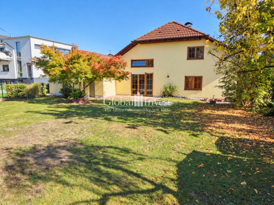 Gartenaufnahme Einfamilienhaus Mauer