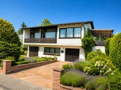 Hauptbild GLOBAL INVEST SINSHEIM | Tolles Architektenhaus mit 820m� gro�em Rasengrundst�ck und gro�em Pool
