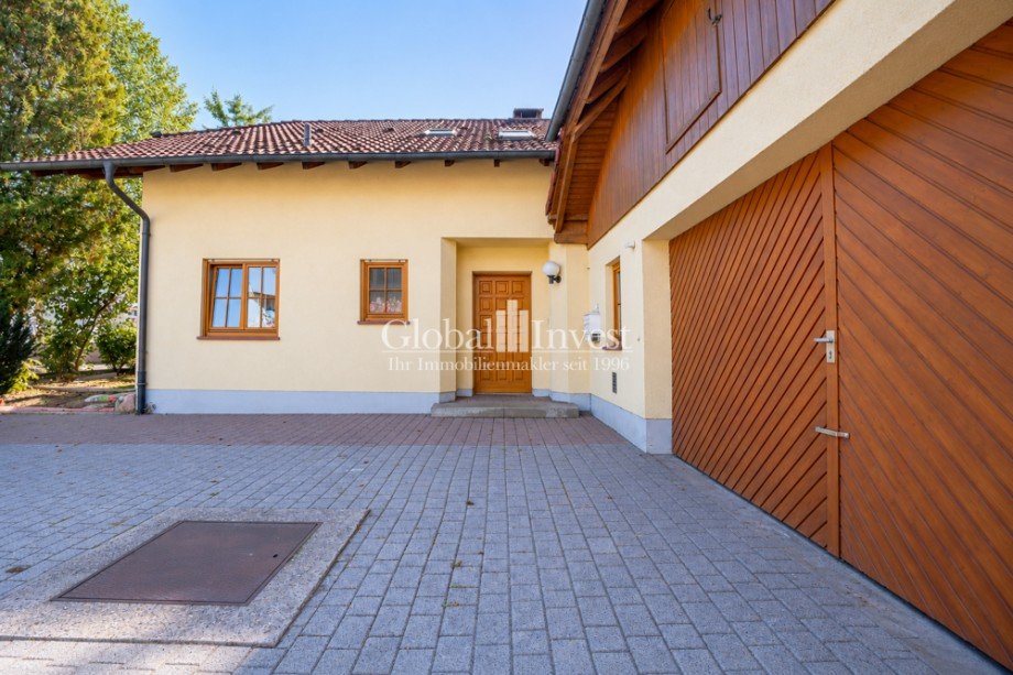 Eingangsbereich mit rustikalem Garagentor Einfamilienhaus Mauer