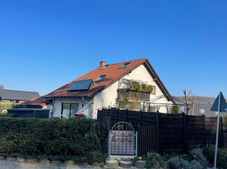Stra�enansicht Sinsheim Erdgeschosswohnung GLOBAL INVEST SINSHEIM | Tolle 3-Zimmer-Erdgeschosswohnung mit gro�er Terrasse und eigenem Garten