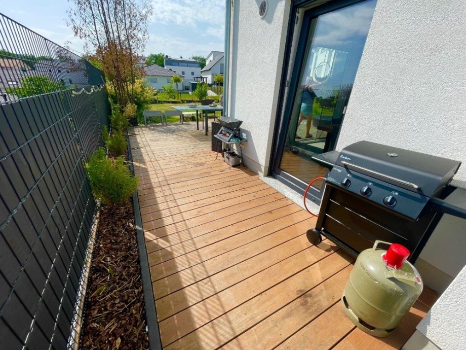 seitliche Terrasse Einfamilienhaus Sinsheim / Waldangelloch
